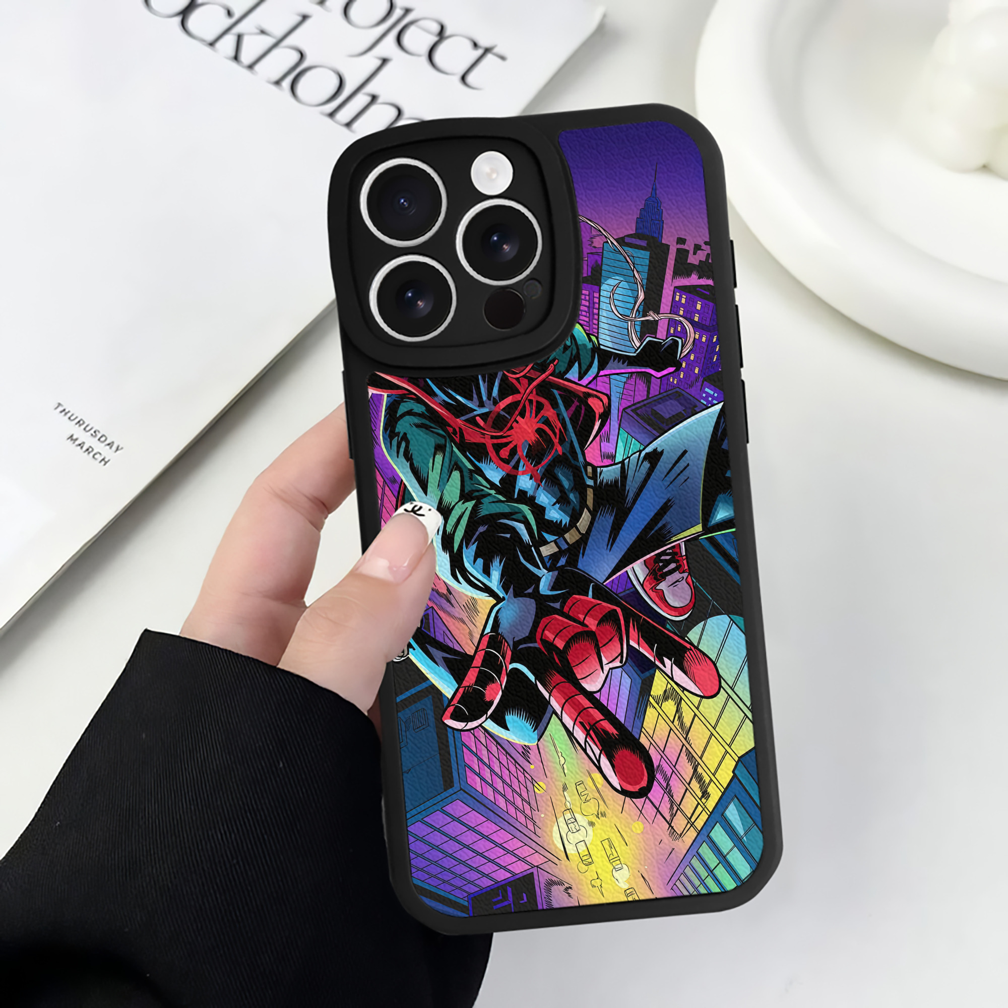 （画像用） Spider Man スパイダーマン 【iPhone 16シリーズ対応】シリコンスマホケース（レザー調） 材質：シリコン